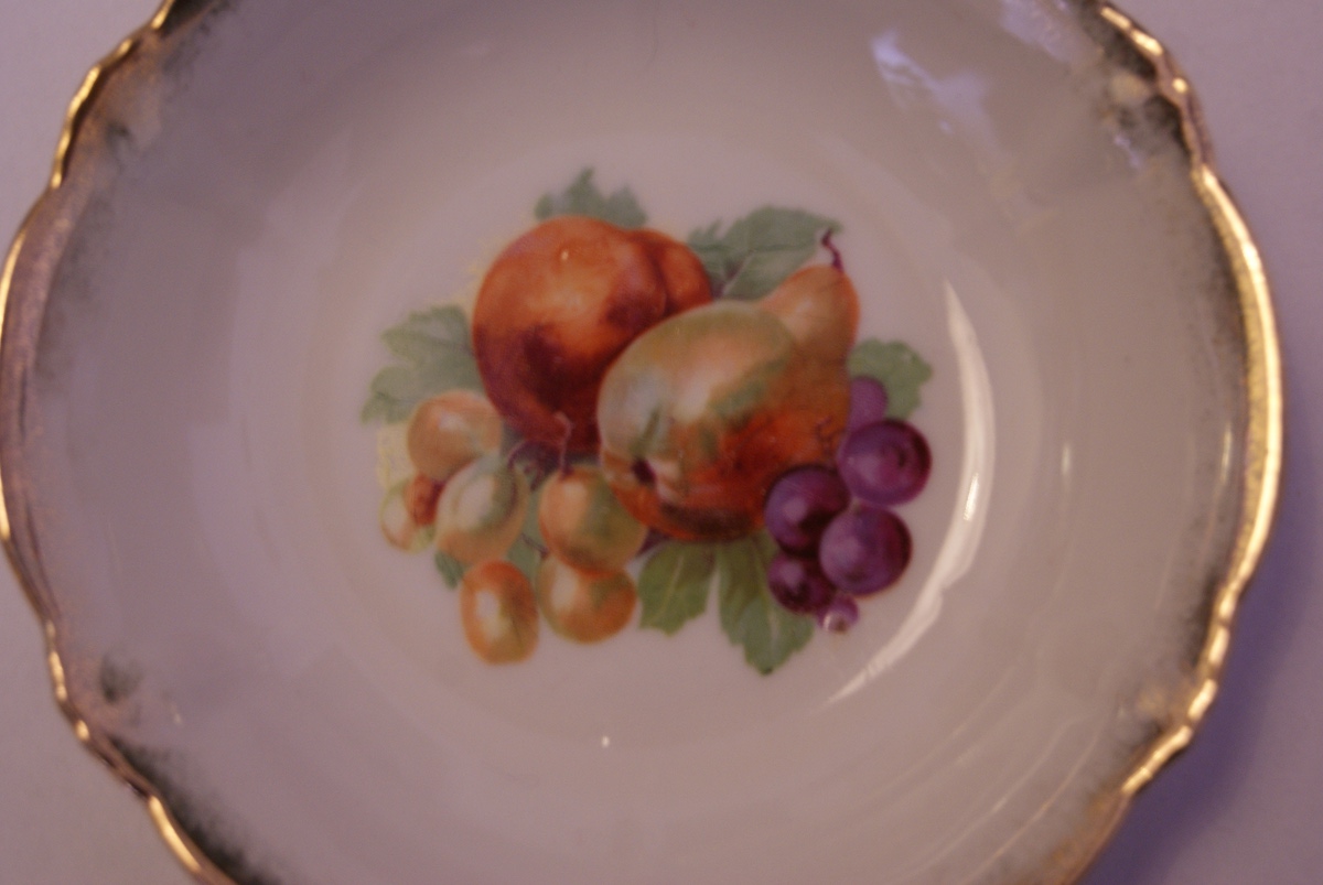 Parowa (Tiefenfurt) bowl with pear, peach and grapes