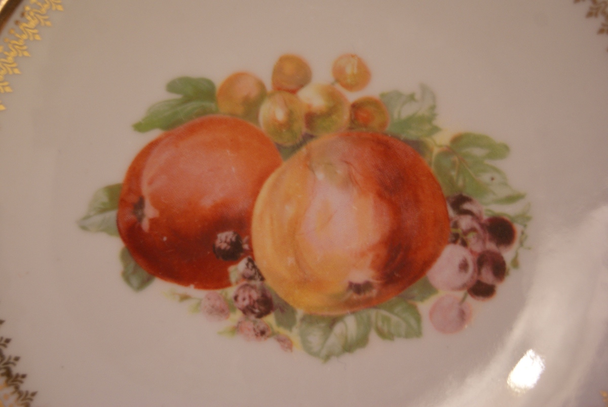Parowa (Tiefenfurt) tallerken med epler, bjørnebær og druer
