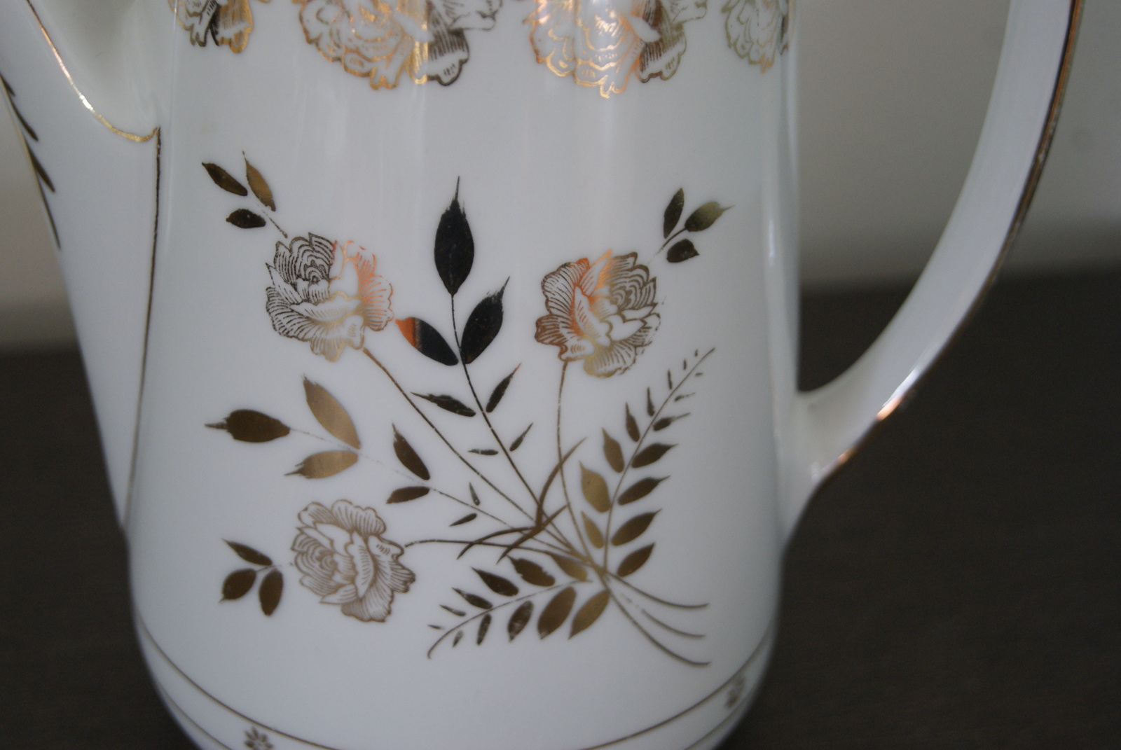 Jaworzyna Slaska (Konigszelt) kaffekanne med gull dekor og gyldne roser