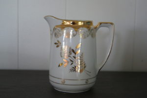 Jaworzyna Slaska (Konigszelt) milk jug with golden decor and golden roses