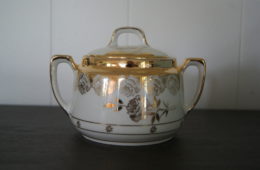 Jaworzyna Slaska (Konigszelt) sugar bowl with golden decor and golden roses