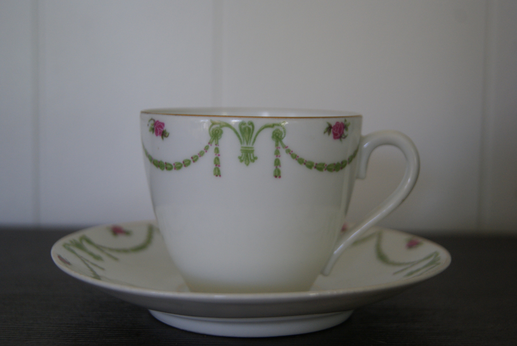 Porsgrund kopp med skål, blomster og grønne kranser
