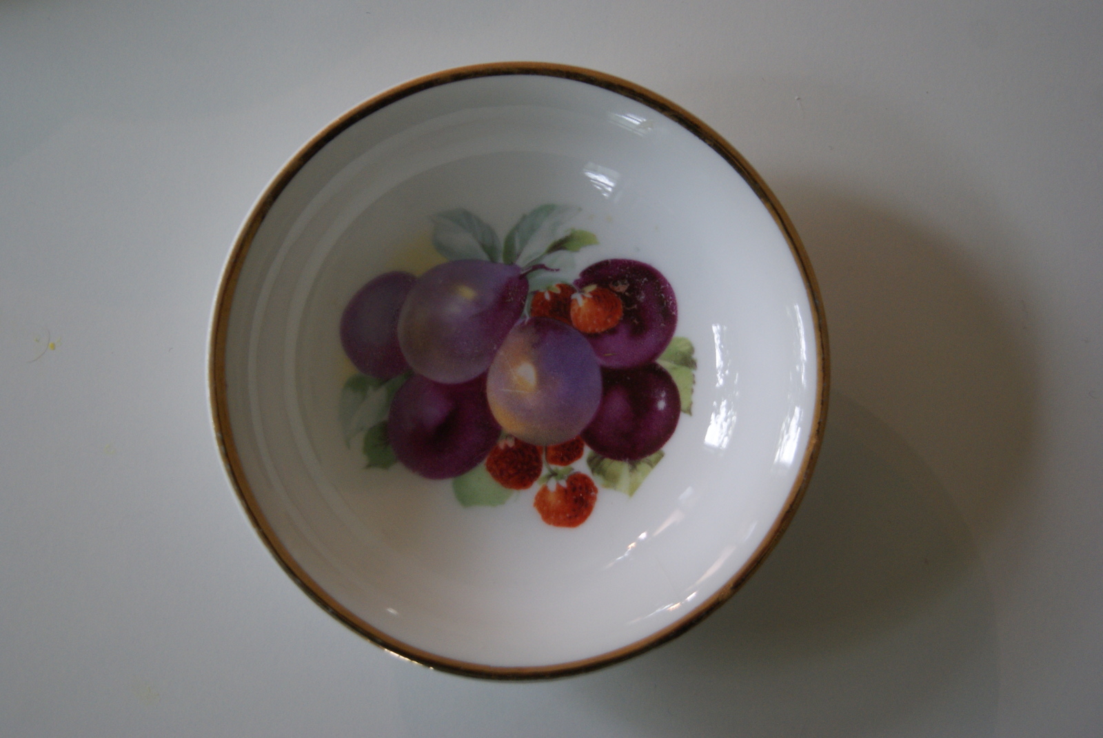 Porsgrund dessert bowl with fruits - plums and strawberries