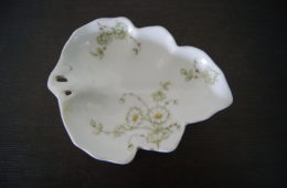 Porsgrund leaf shaped plate with white flowers