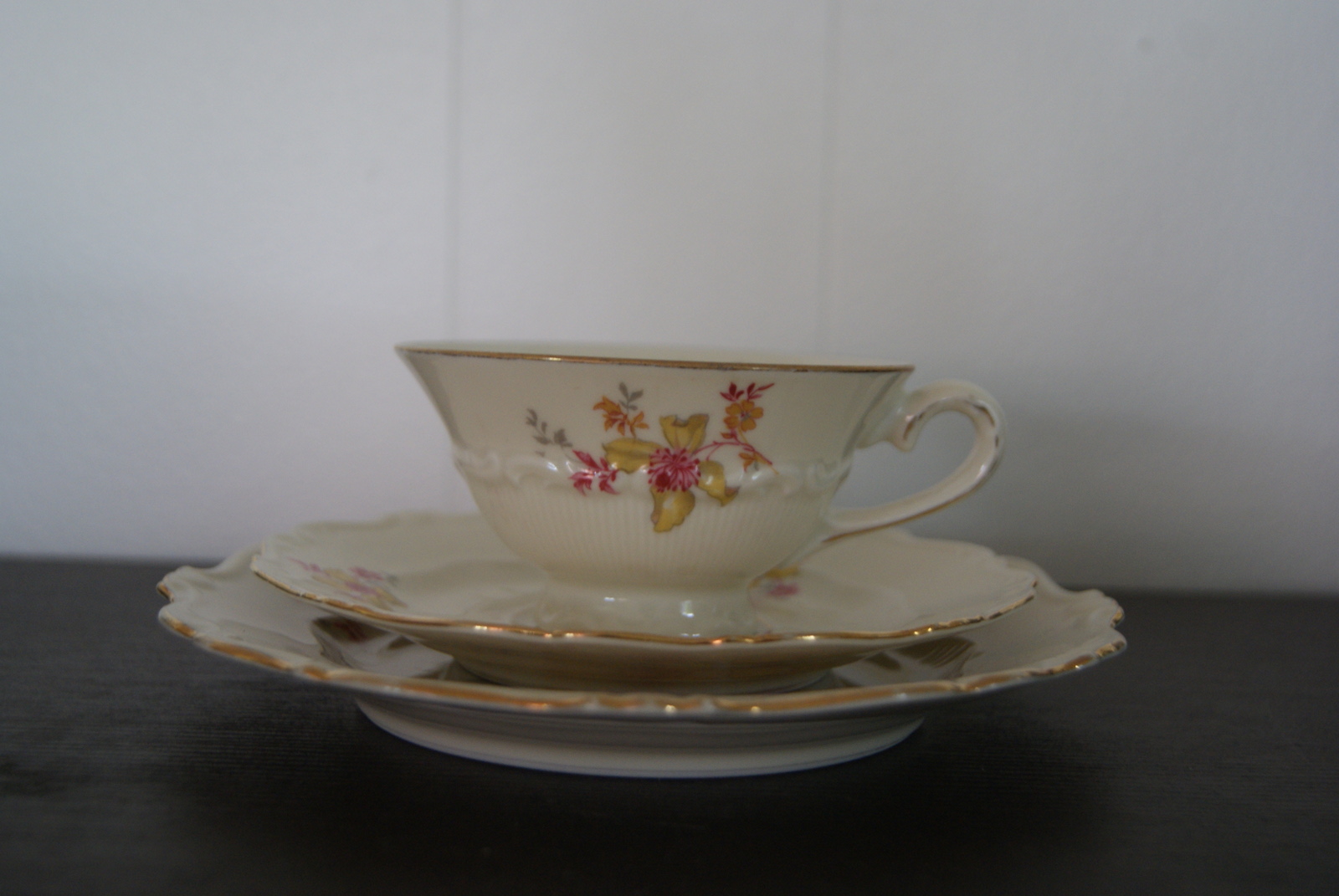 Sorau te kopp med skål og asjett med gule og røde blomster