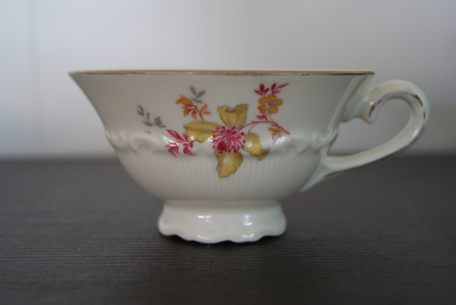 Sorau te kopp med skål og v med gule og røde blomster