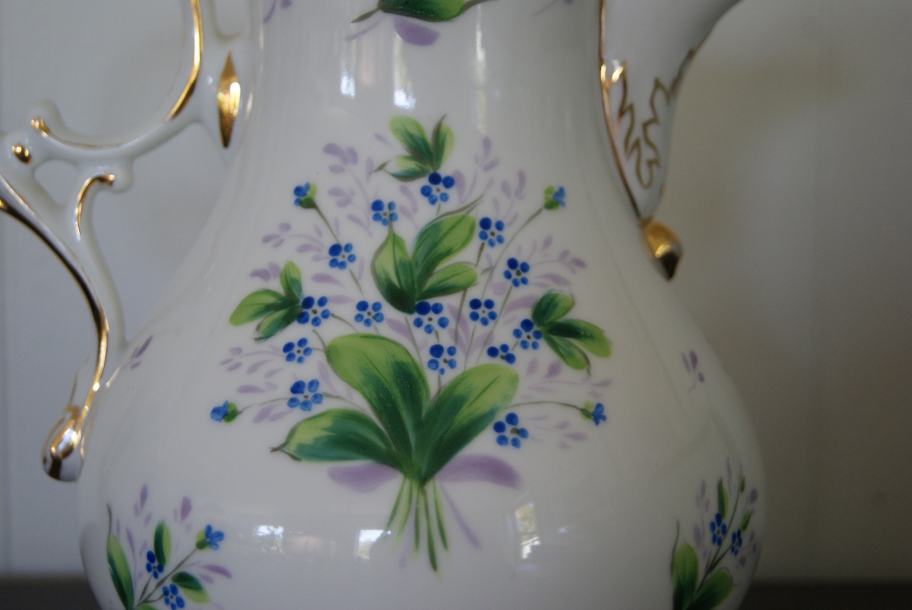 Waldenburg - Altwasser Biedermeier kanne med blå blomster og blader