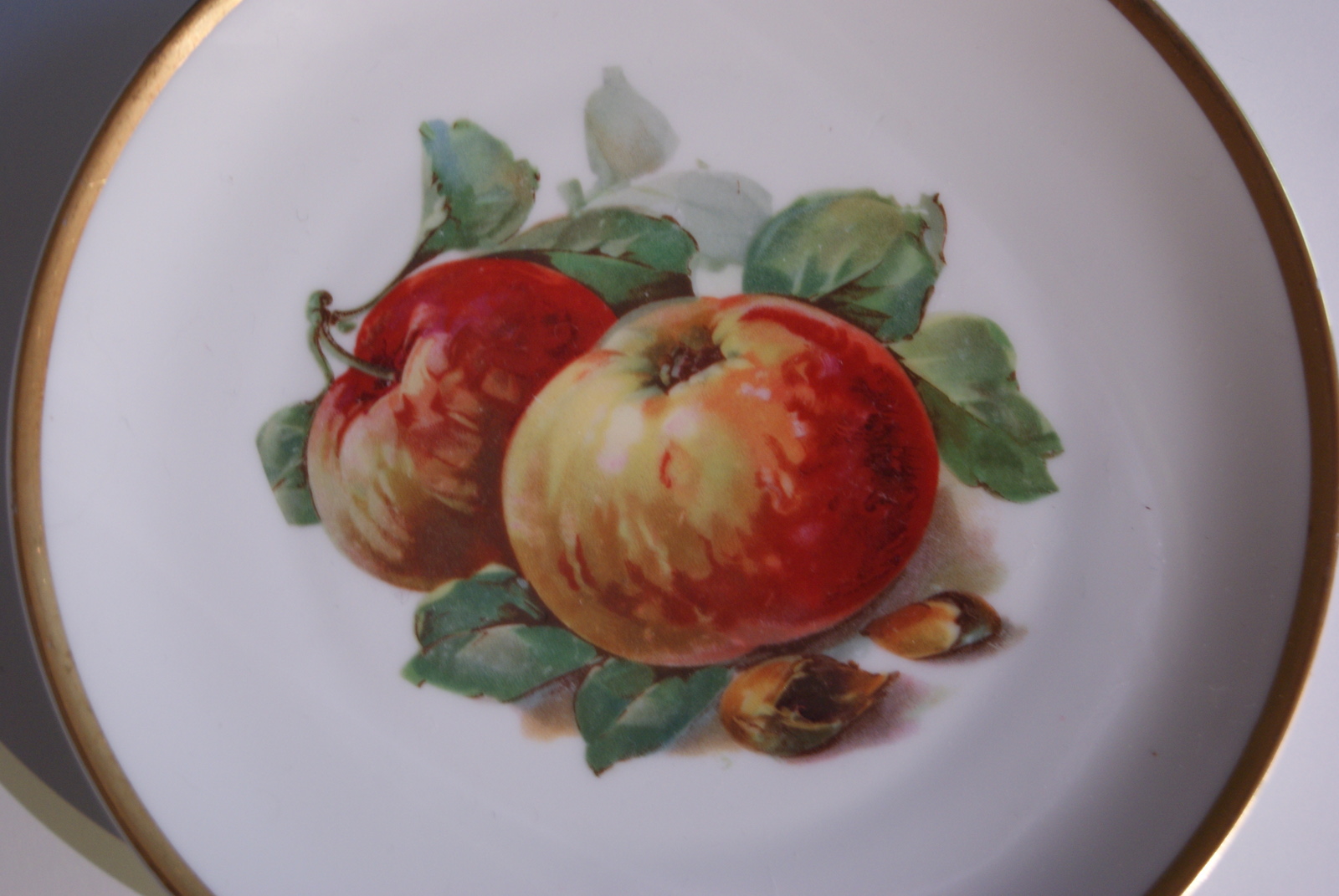 Waldenburg - Altwasser tallerken med epler og hasselnøtter fra 1929 - 1930