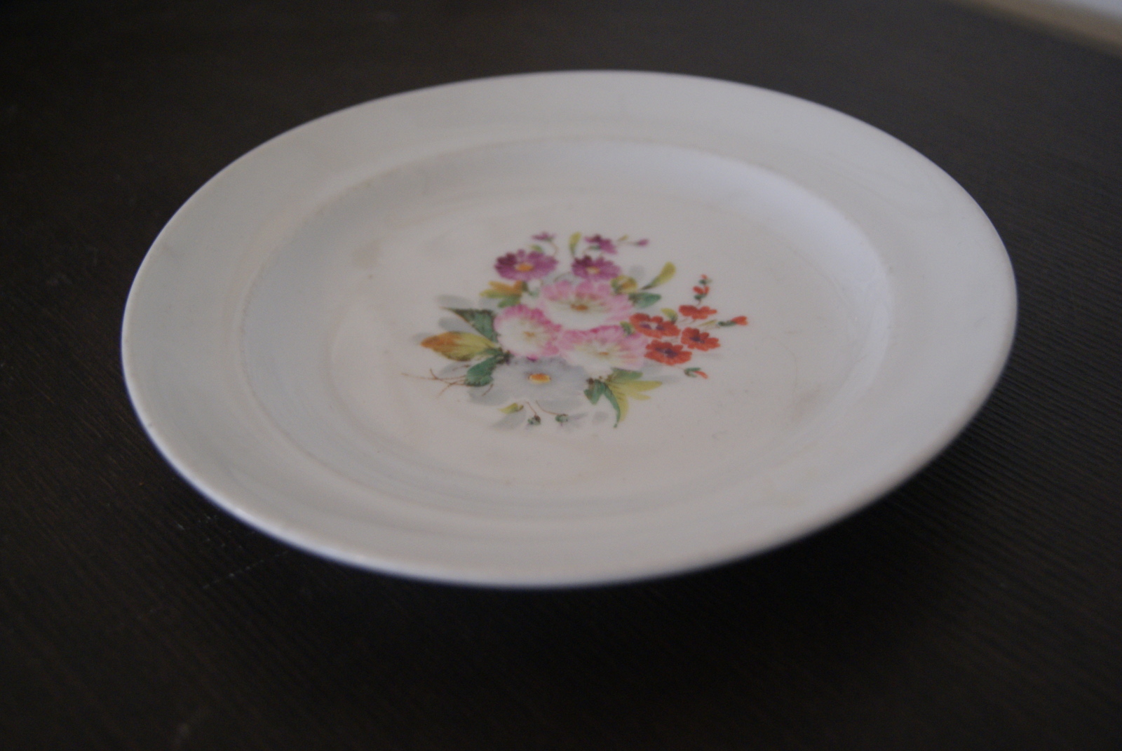 Waldenburg - Altwasser plate with bouquet. Red, white, purple, pink flowers and leaves