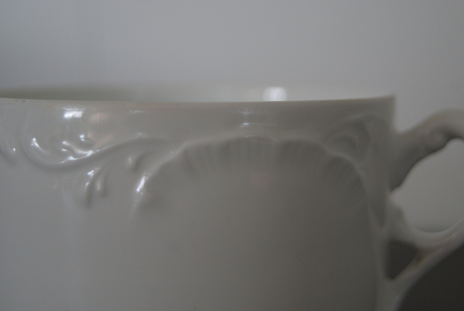 Porsgrund hvit kopp med relief