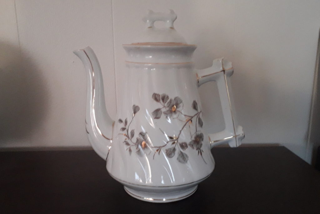 Porsgrund tea pot with gray and golden flowers and leaves
