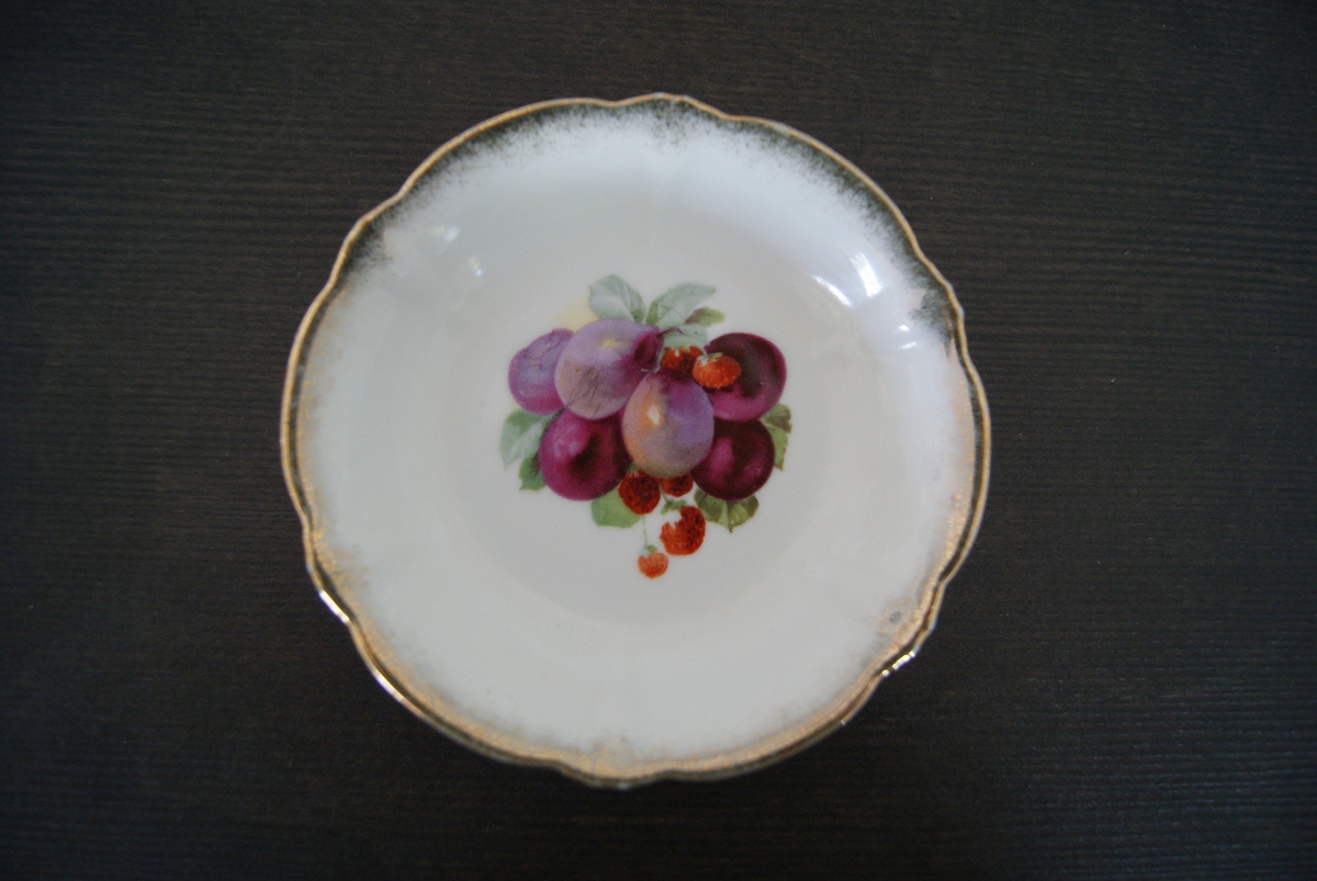 Parowa (Tiefenfurt) bowl with plums and strawberries