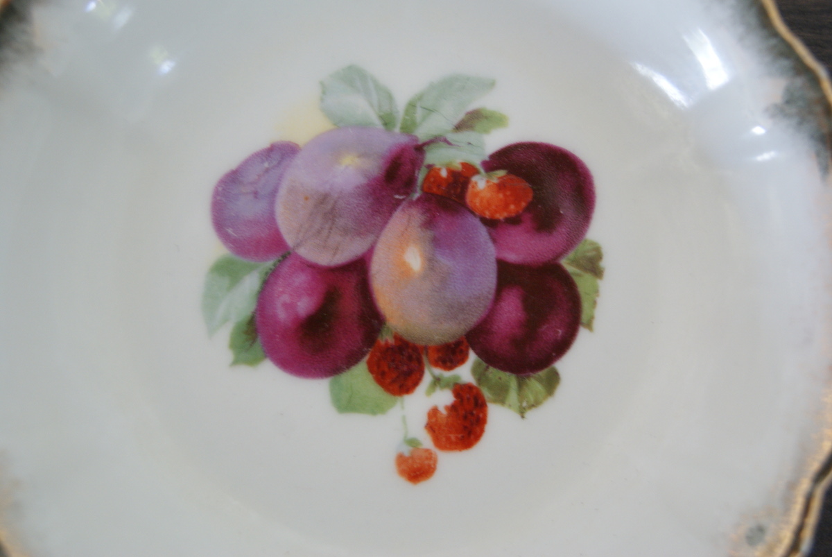 Parowa (Tiefenfurt) bowl with plums and strawberries