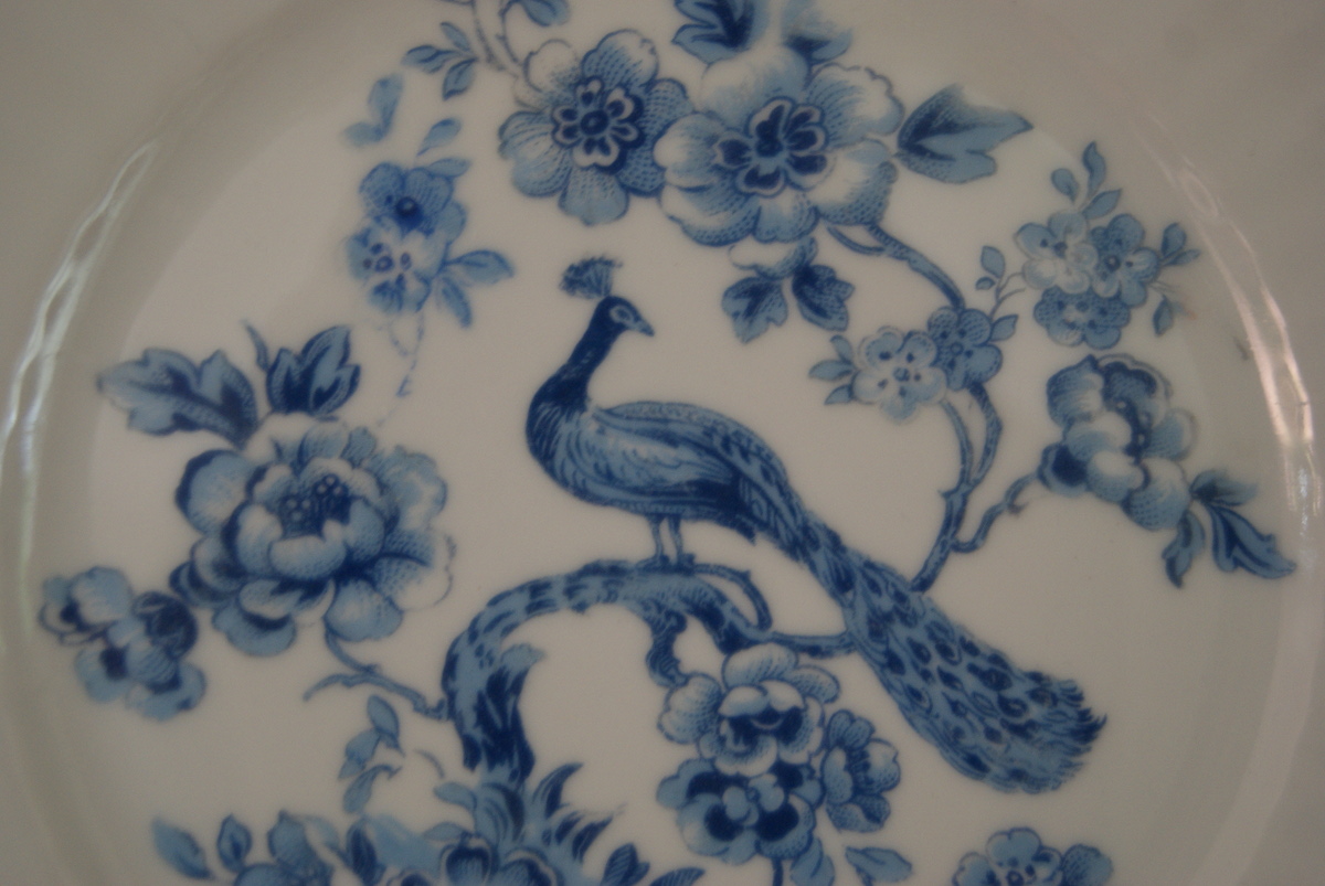 Sorau tallerken med blå dekor med påfugl og blomster
