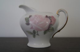 Waldenburg milk jug with roses and golden handle