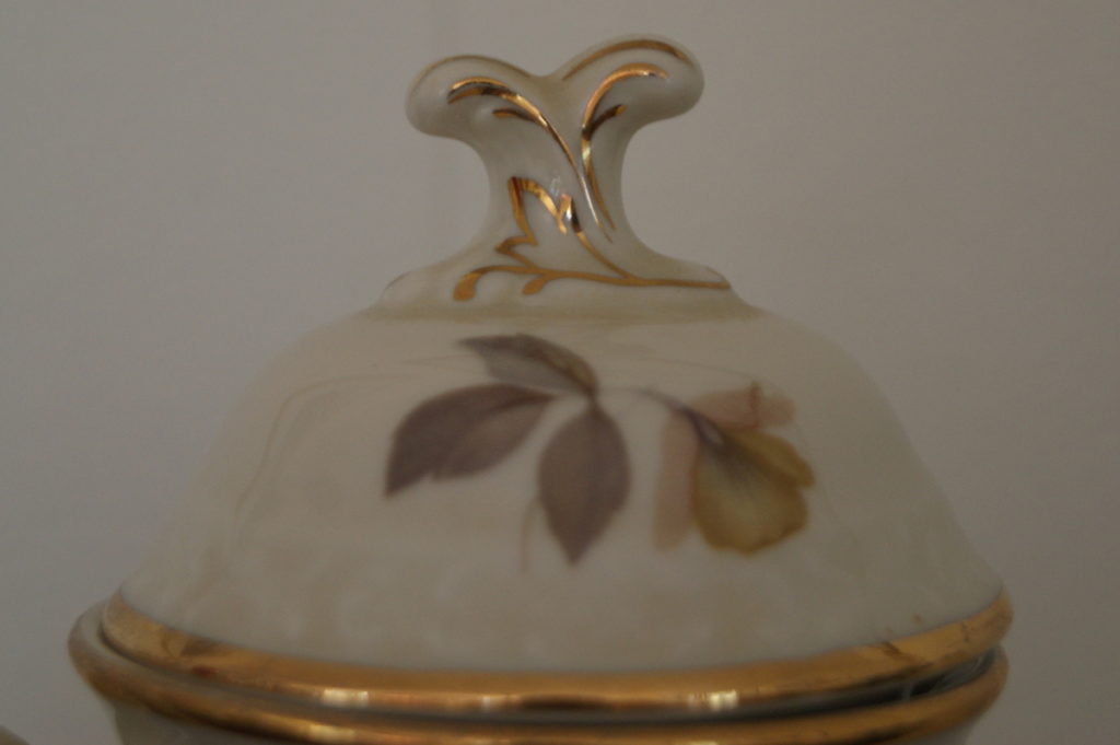 Waldenburg pot with flowers, leaves, golden decor and relief