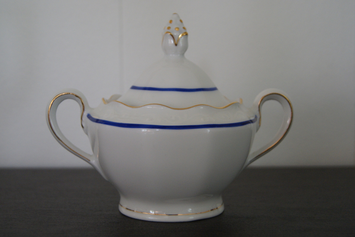 Waldenburg sugar bowl with blue band and golden decor and relief