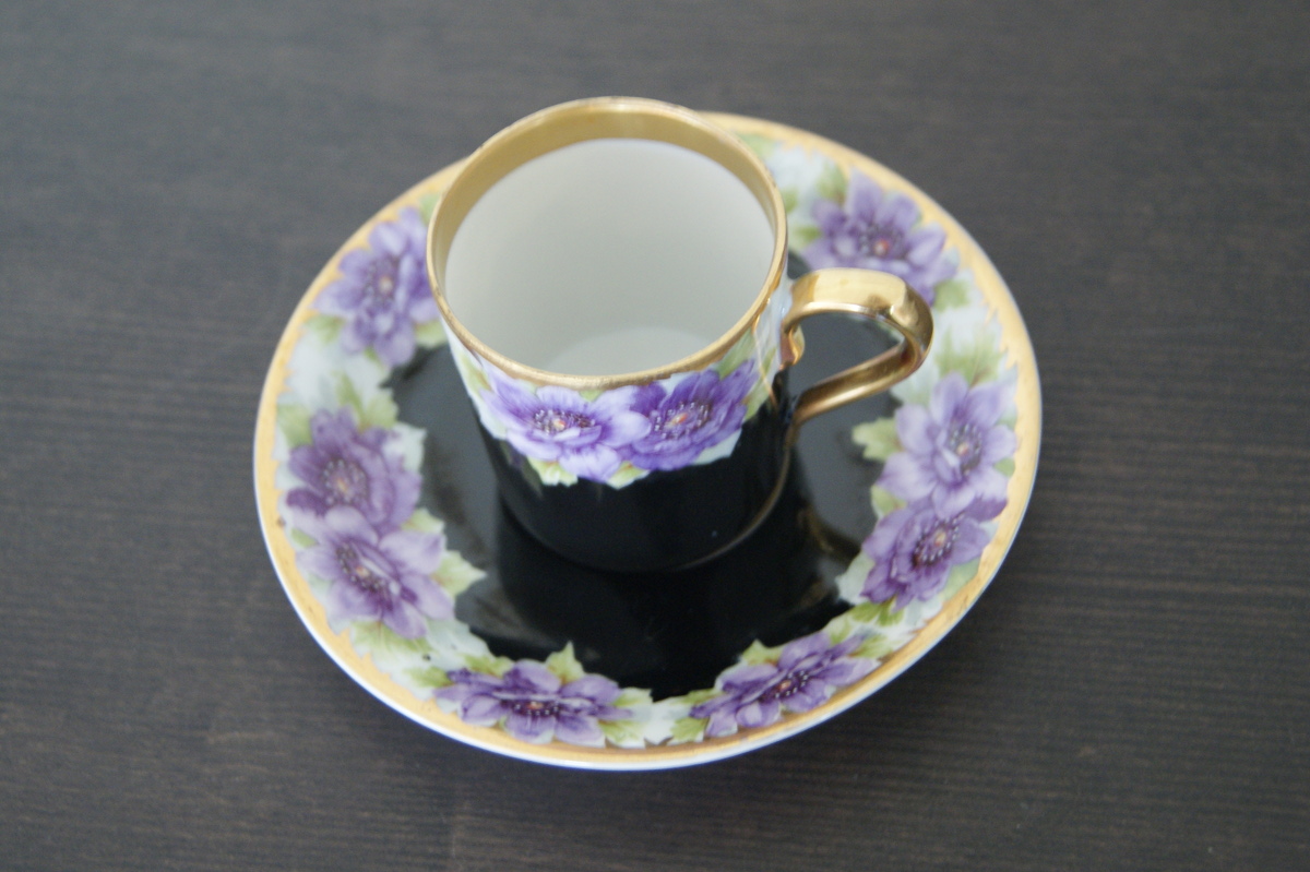 Waldenburg - Altwasser kopp med tallerken med blå blomster og svart bakgrunn