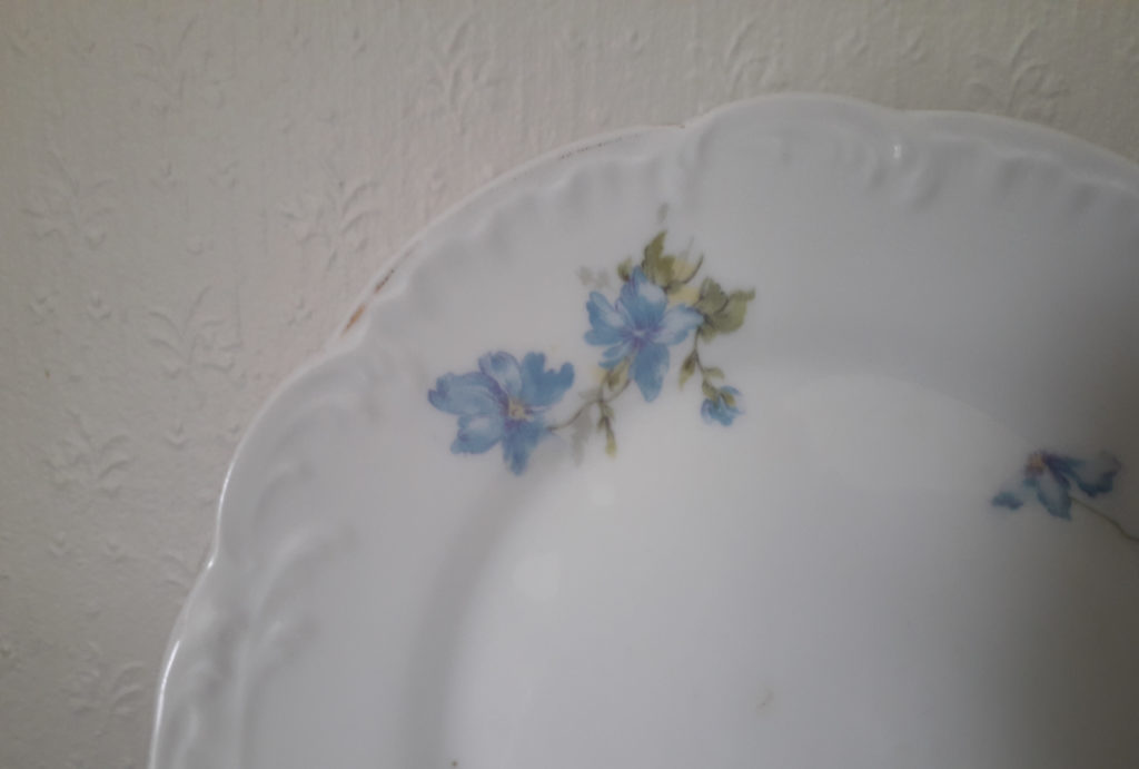 Porsgrund tellerken model “rococo” med relief, blå blomster og blader