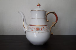 Waldenburg – Altwasser Biedermeier pot with red flowers and leaves