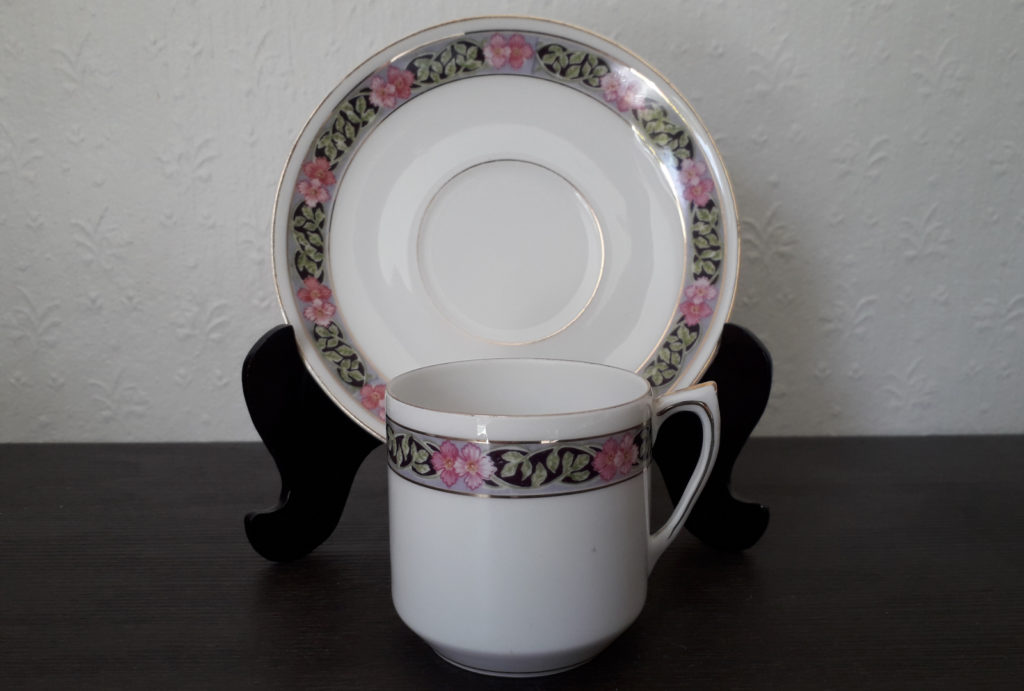 Waldenburg – Altwasser coffee cup and saucer with art nouveau decor with pink flowers and leaves