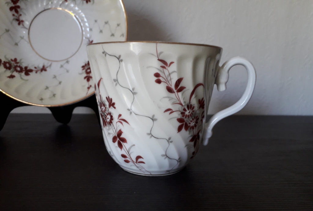 Waldenburg – Altwasser coffee cup with red flowers, leaves and relief