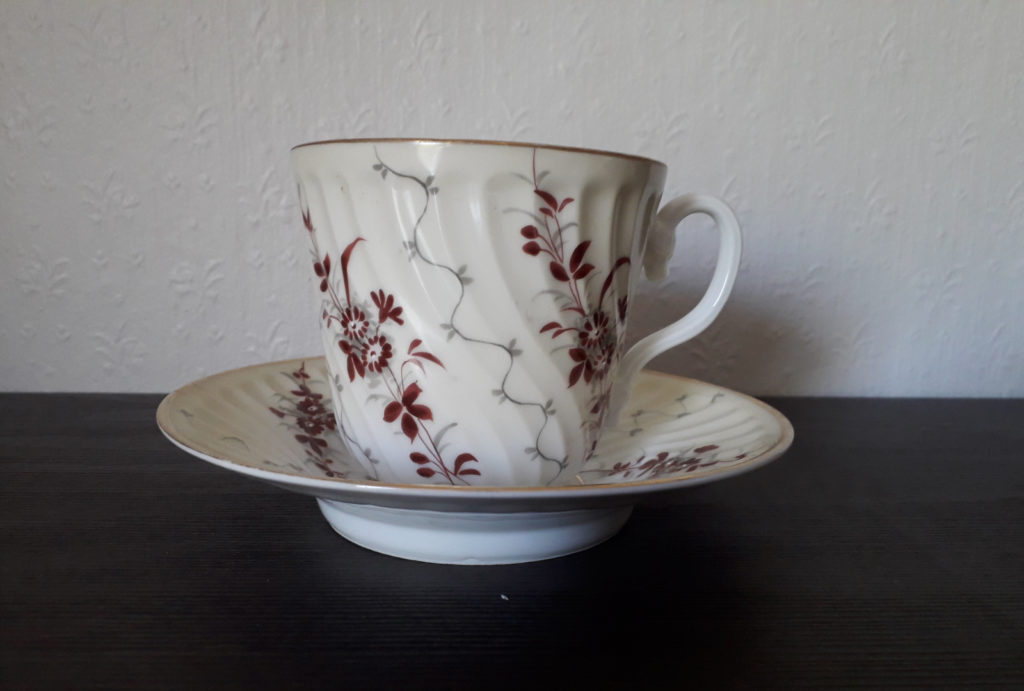 Waldenburg – Altwasser coffee cup with red flowers, leaves and relief