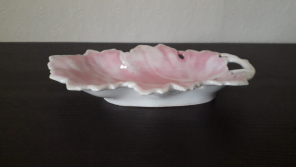Waldenburg – Altwasser leaf shaped pink plate (dessert bowl)