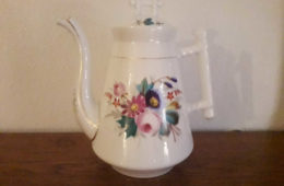 Jaworzyna Slaska (Konigszelt) August Rappsilber stavhanke kanne med blå, røde og rosa blomster og gull dekor