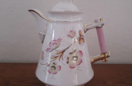 Niedersaltzbrunn pot with pink handle like a stick and decor with pink and yellow flowers