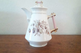 Niedersalzbrunn little pot with pink handle like a stick and decor with blackberries and leaves