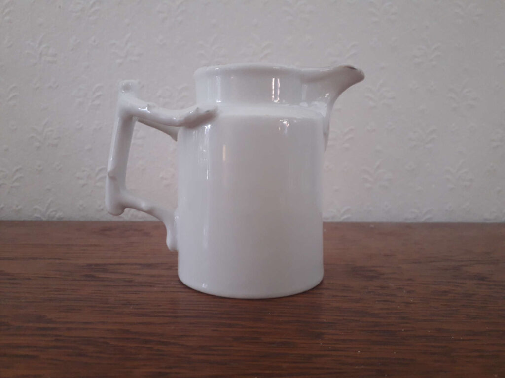 Copenhagen Bing & Grøndahl milk jug with golden decor and a handle like a wooden stick 1