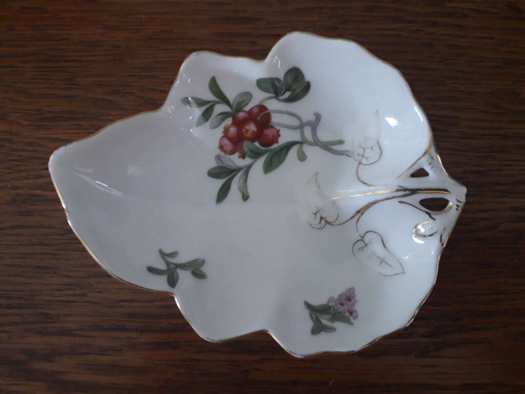 Porsgrund leaf shaped plate with flowers lingonberry and golden leaves