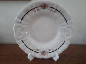 Waldenburg – Altwasser dish with flowers, black band, gold decor and relief