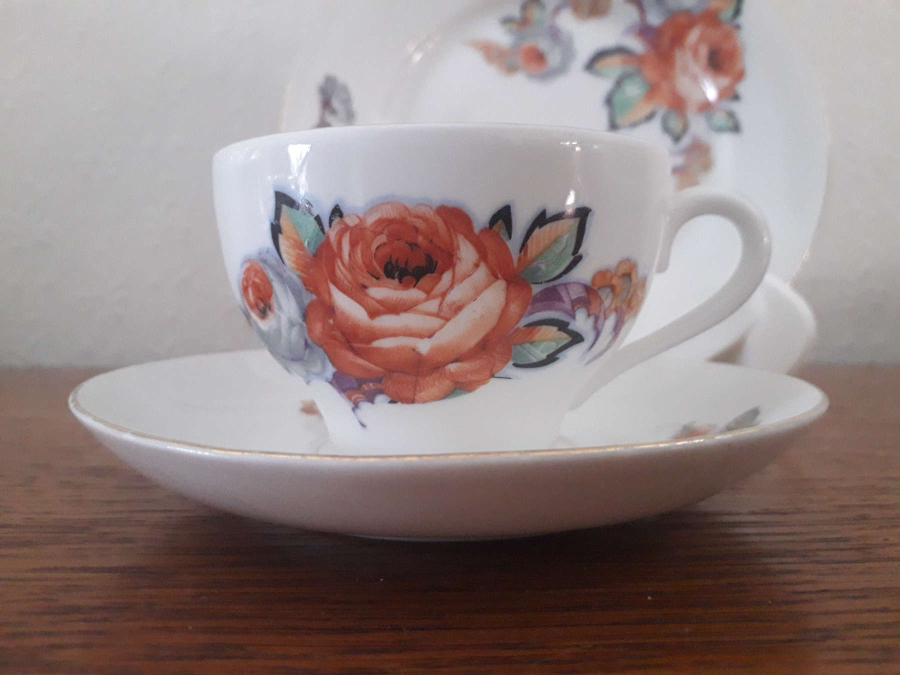 Porsgrund kopp med underskål og tallerken med blomster, roser og grå blader