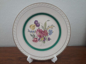 Stavangerflint tallerken med meissen blomster, grønt bånd og relief