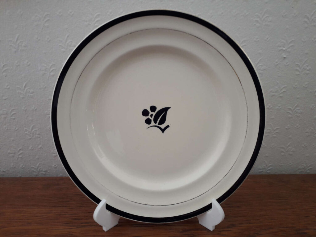 Egersunds Fayancefabrik plate with black flower and leaf and black line