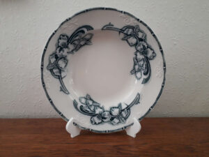 Egersunds Fayancefabrik tallerken med blå dekor, blomster, orkider og relief