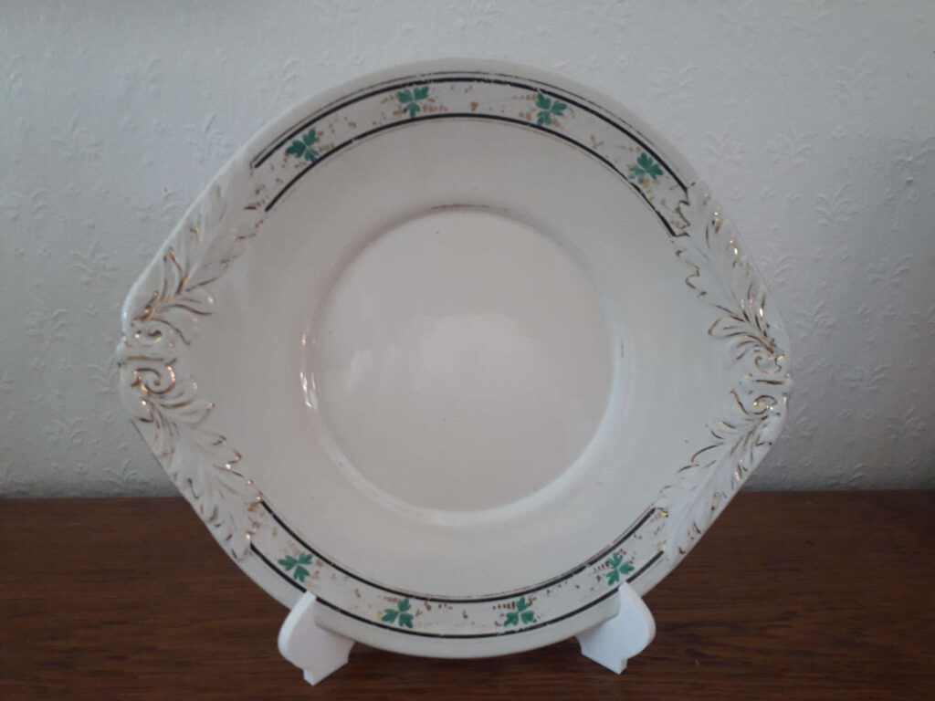Egersunds Fayancefabrik plate with green leaves, black lines and golden decor