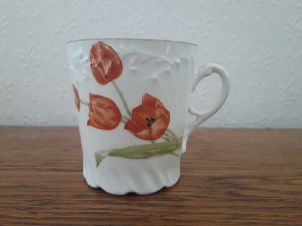 Porsgrunds Porselænsfabrik cup with red flowers (poppies)