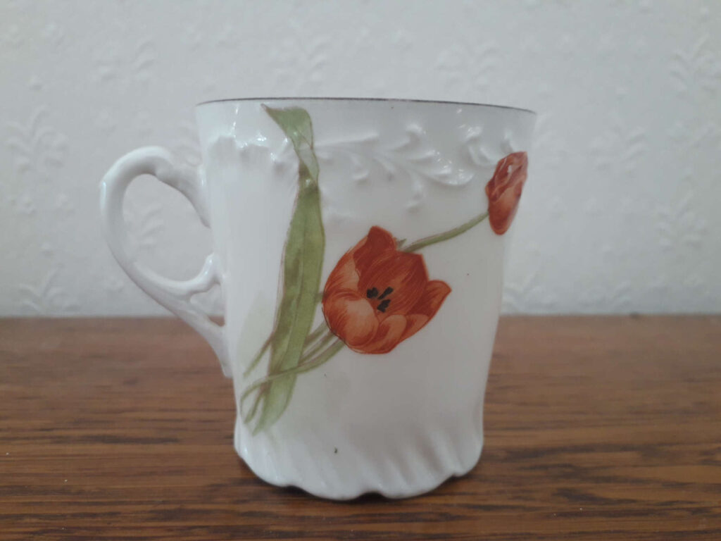 Porsgrunds Porselænsfabrik kopp med røde blomster (valmuer)