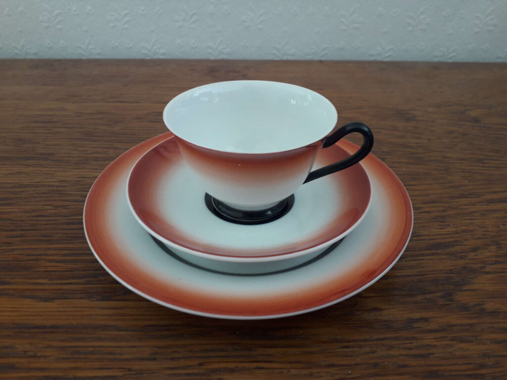 Porsgrunds Porselænsfabrik kopp med skål og tellerken med rødt og svart bånd