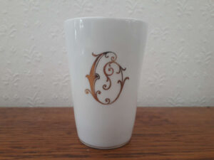 Porsgrunds Porselænsfabrik melkeglas med gull dekor - monogram