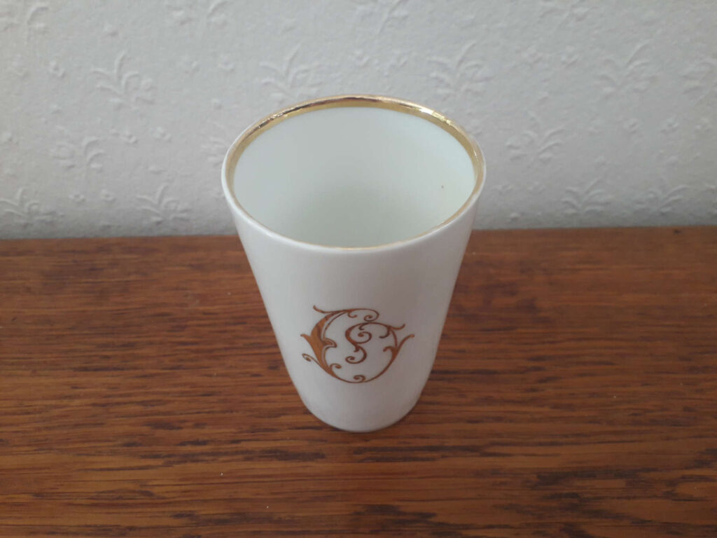 Porsgrunds Porselænsfabrik milk cup with golden decor - monogram