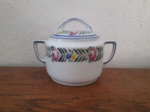 Stanowitz near Striegau sugar bowl with flowers, roses and leaves