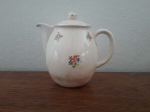 Stavangerflint kanne med gull linjer og strøblomster