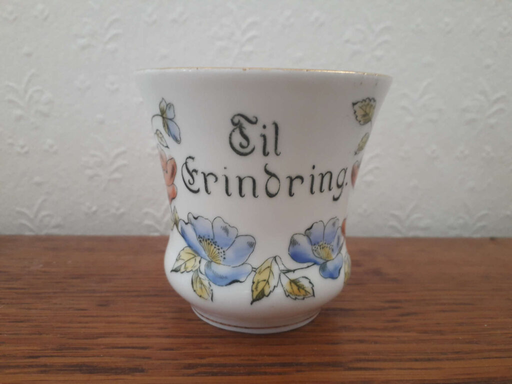 Porsgrunds Porselænsfabrik kopp med blå og røde blomster og "Til Erindring"