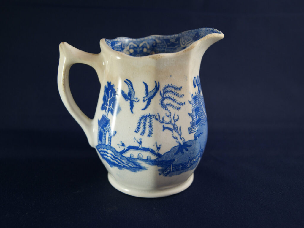 Egersunds Fayancefabrik milk jug with blue chinese (willow) pattern