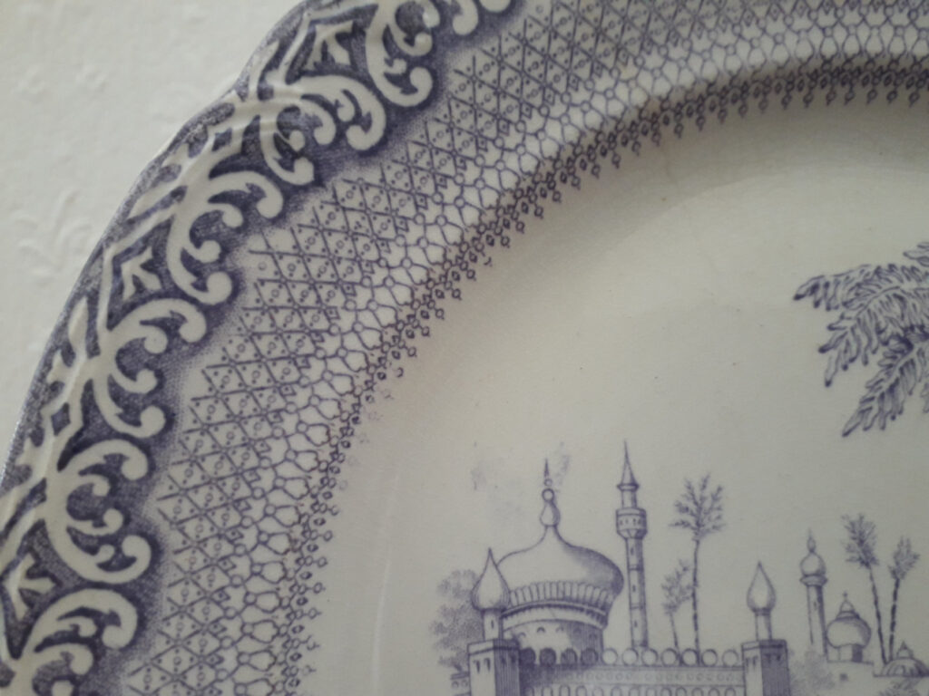 Egersunds Fayancefabrik tallerken med mønsteret Istanbul i lys lilla trykk