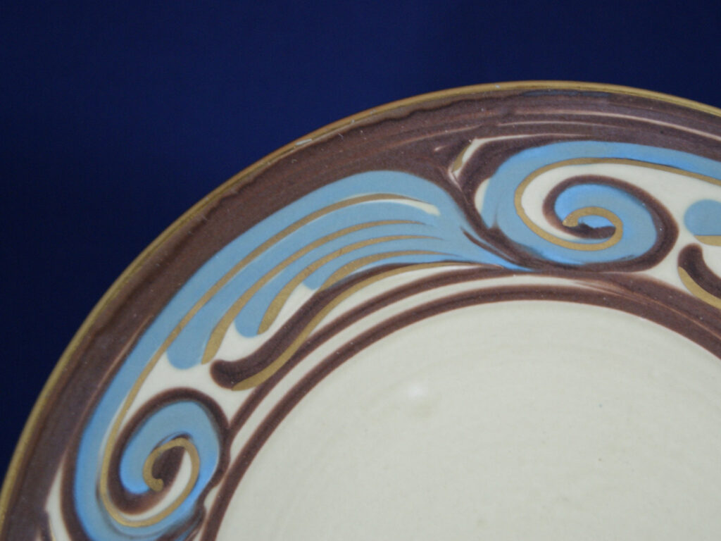 Egersunds Fayancefabrik tallerken med blå, brun og gull dekor